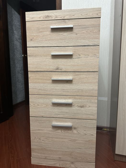 Тумба-комод, может быть прикроватной тумбой, очень вместительная