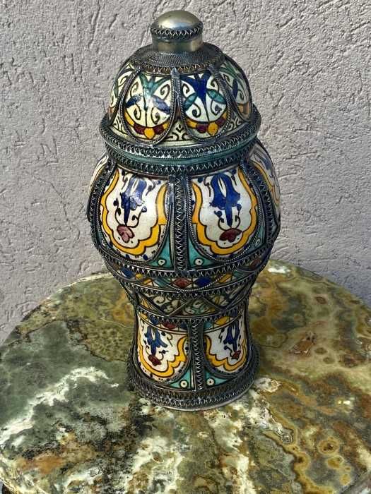 Eleganta vaza orientala-ceramica cu alama argintata,Franta
