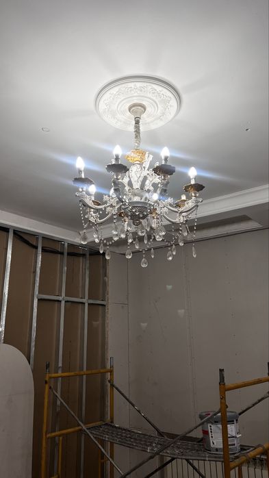 Продам люстру в зал очень подходит