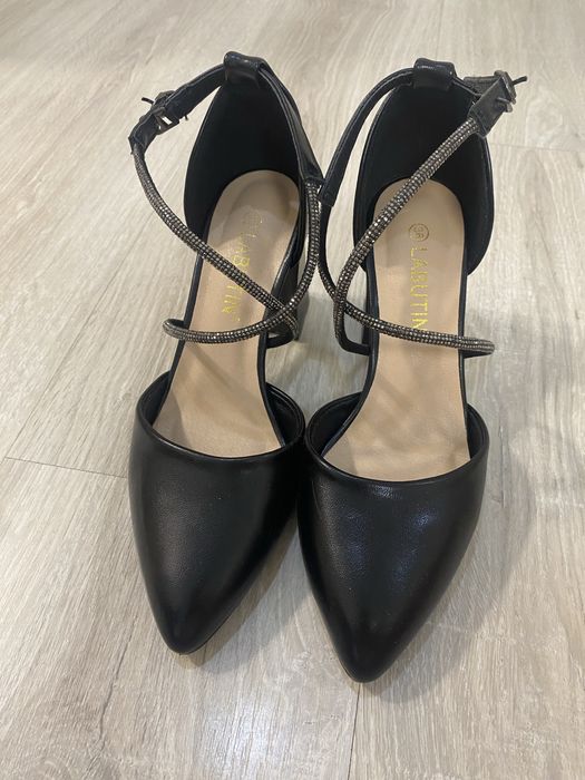 Черные туфли на каблуках