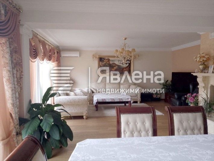 Продава се Тристаен апартамент в Благоевград, Широк център - 124 кв.м за 1855 €/кв.м - Снимка #1