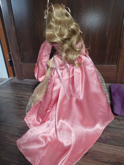 Продавам порцеланова кукла