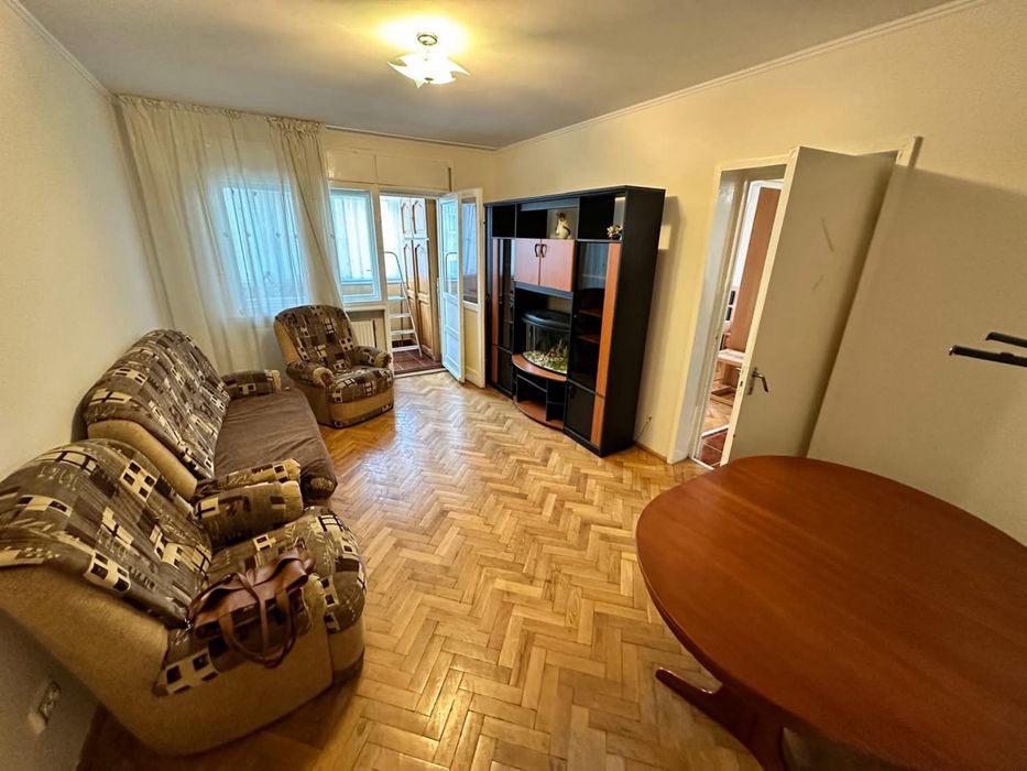 Ofer spre vanzare Apartament 3 Camere + Hol   in zona centrala Et. 2