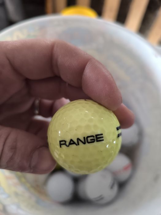 Vând mingi de golf