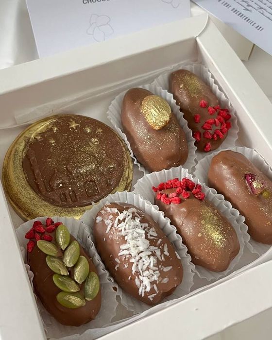 Клубника, финики в шоколаде