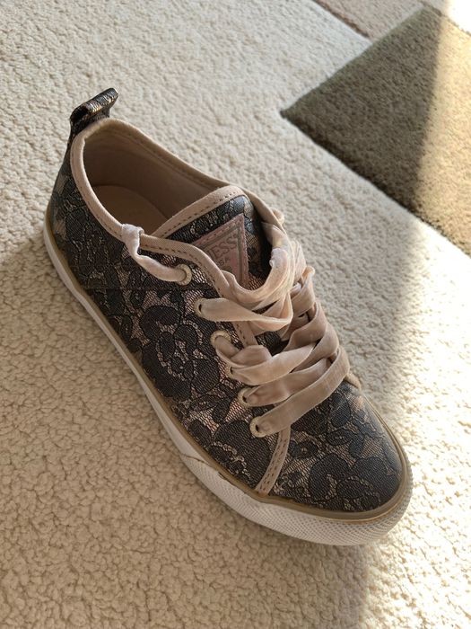 Tenesi guess cu imprimeu floral din dantelă