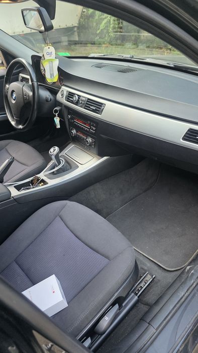 Vând BMW seria 3  316 anul2010 masinase poate vedea in Bacău nr telefon 0749535747