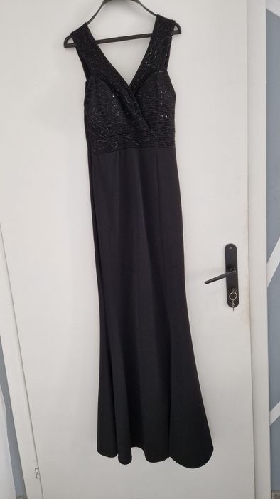 Елегантна,дълга,черна рокля с цепка