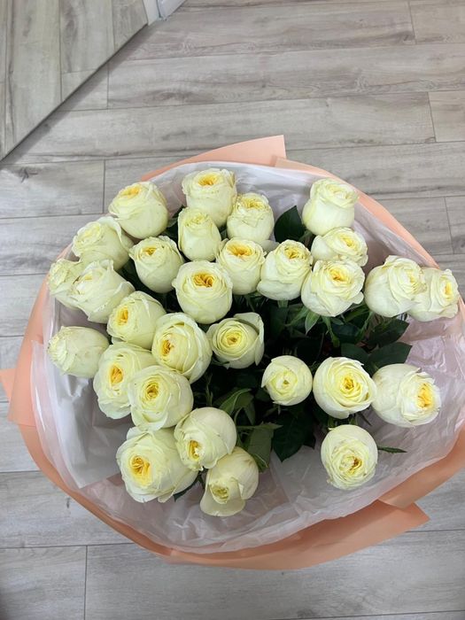 белые розы свежие