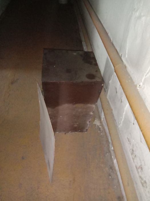 Маленький железный шкаф сейф