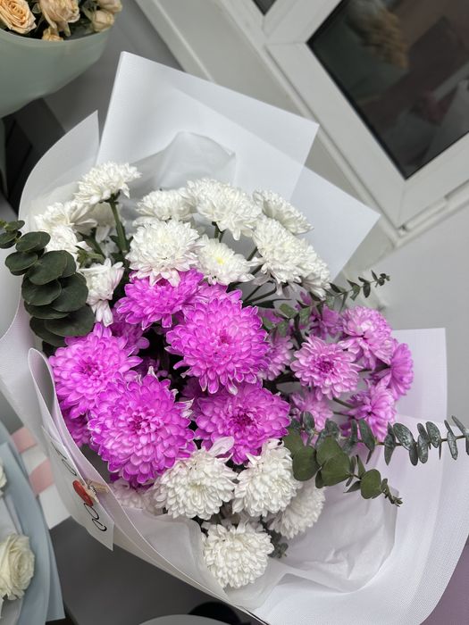 Букеты из хризантем, розы