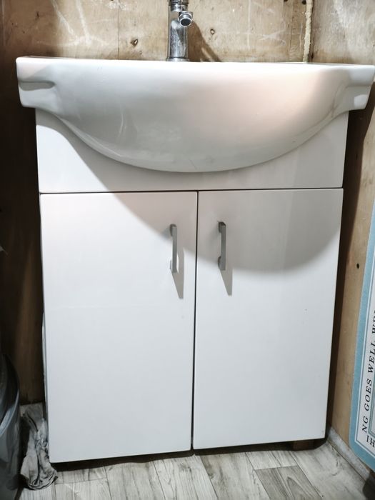 Раковина айнасымен сатылады