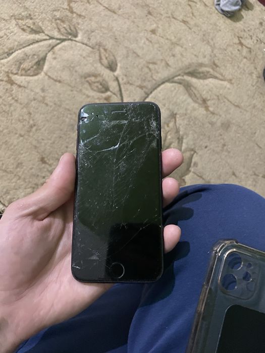 Продам айфон се 2020 робочий