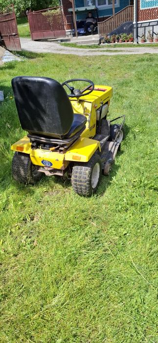 Tractoraș tuns iarba