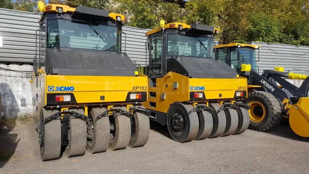 XCMG XP163  самоходный статический пневмоколесный каток  16 тонн