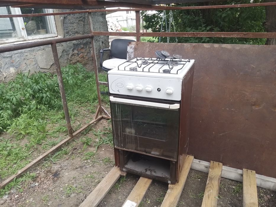 Продам газовую плиту