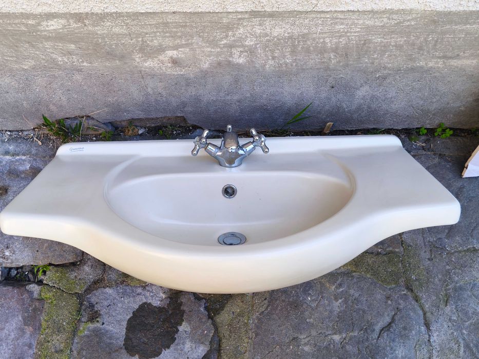 Мивка за баня Gravena със сифон и батерия