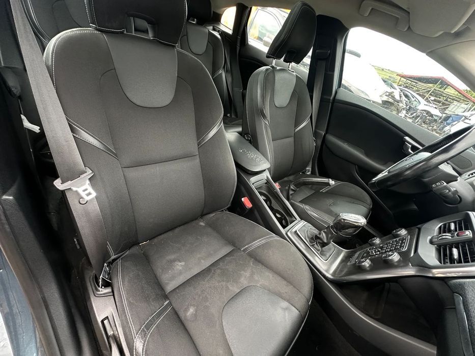 Dezmembrez piese Volvo V40