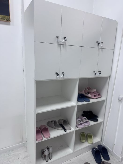 Шкаф, маникен, тумбочка