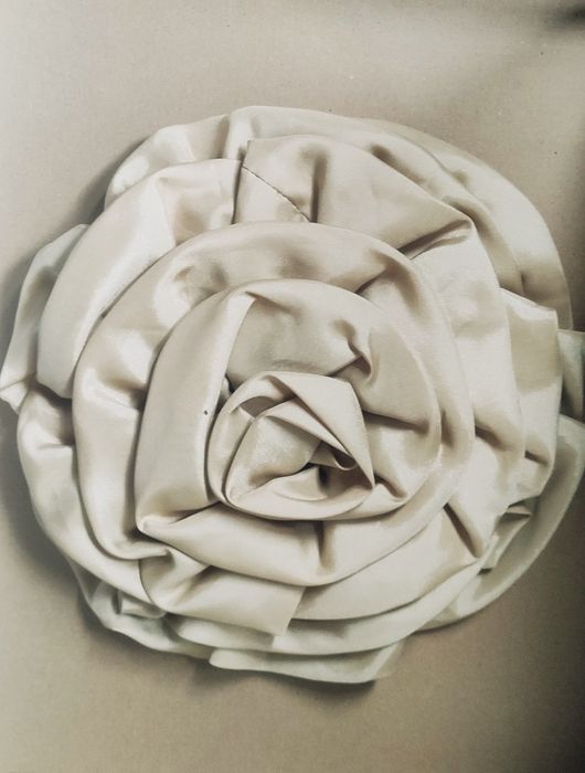 Brosa bej supradimensionata