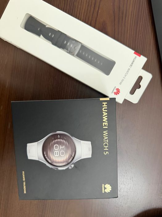 HUAWEI Watch 5 - 42mm White + черна каишка