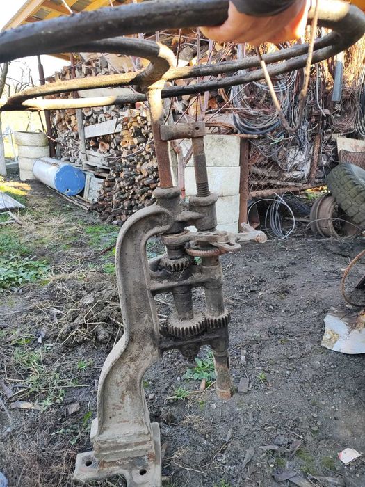 Bormașină manuală veche din fontă