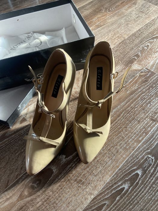 Кожаные туфли на каблуках