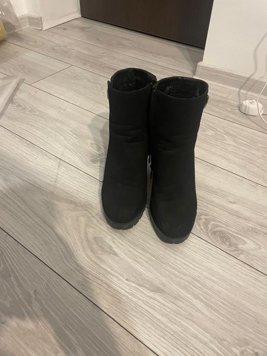 Ghete imitatie piele intoarsa