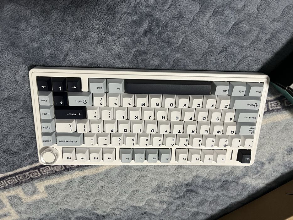 aula f75 белый цвет новый