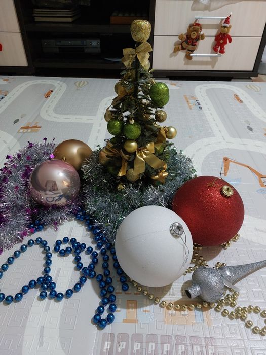 Продам маленькую елку с игрушками