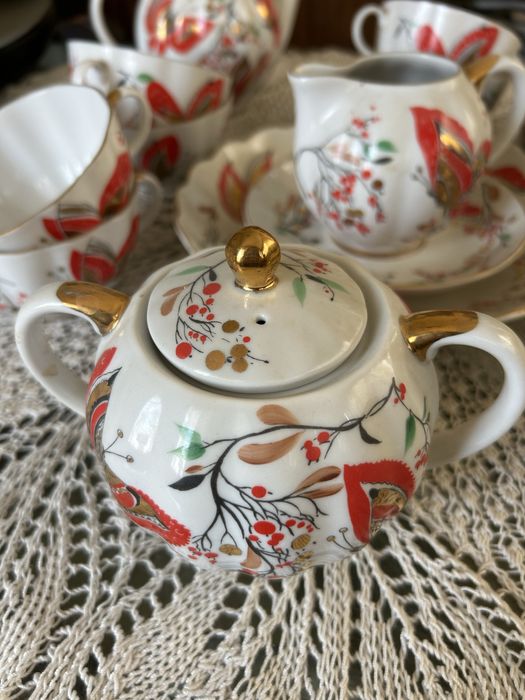 Винтидж порцеланов сервиз за чай/кафе – комплект с флорален декор и златни елементи