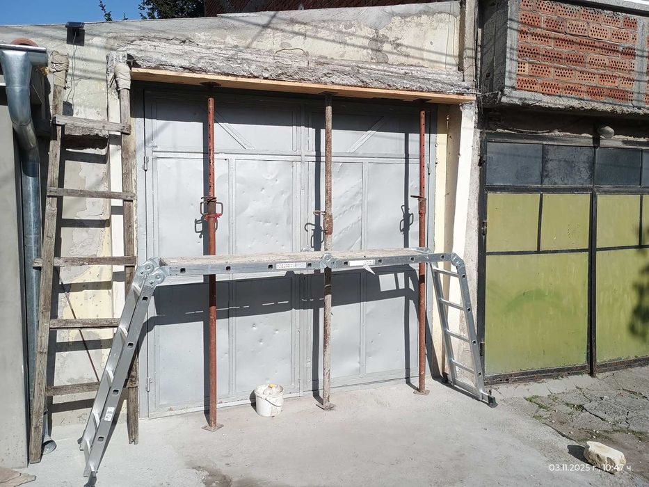 Метална гаражна врата с метална каса.