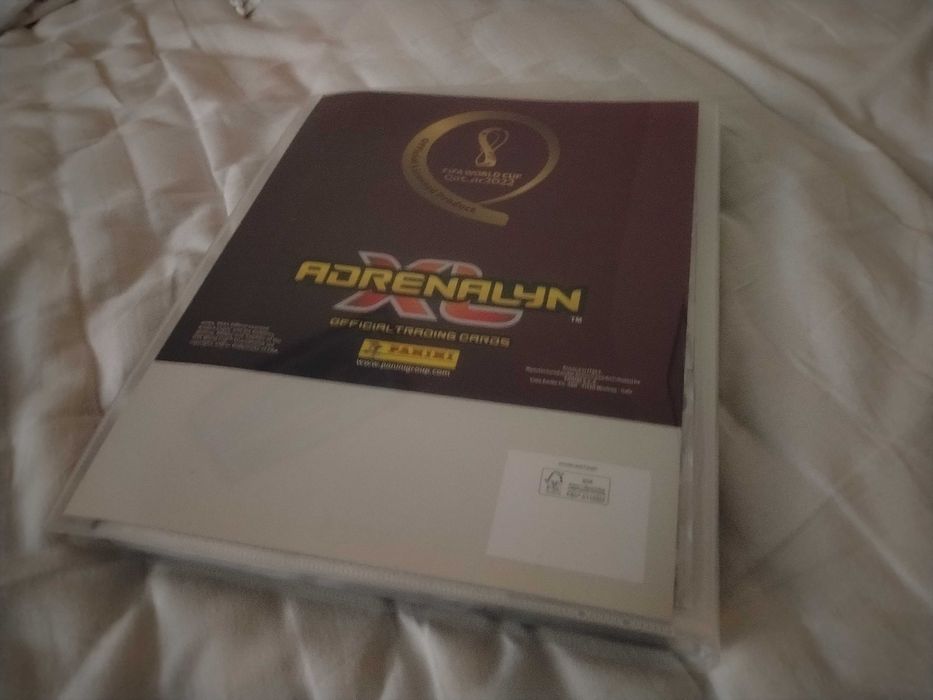 Колекционерски албум за карти  Panini World Cup Qatar Adrenalyn XL запълнен с всички карти