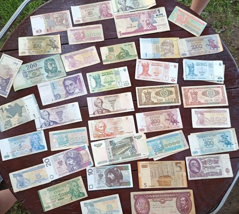 Vind colecție proprie de bancnote și monete