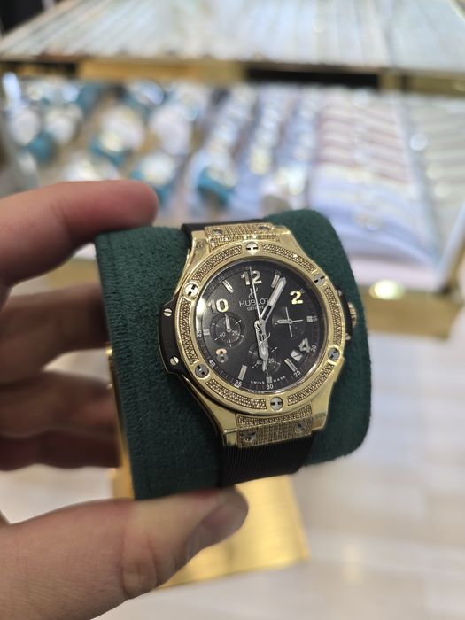 Продам невероятно красивые женские Хублоты в золоте с бриллиантами.