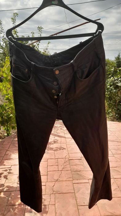 Pantaloni de piele