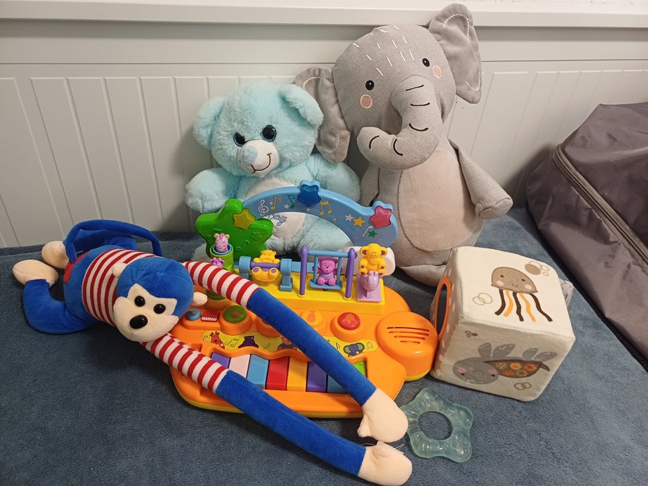 Scoica, pat, sterilizator, balansoar, marsupiu, haine