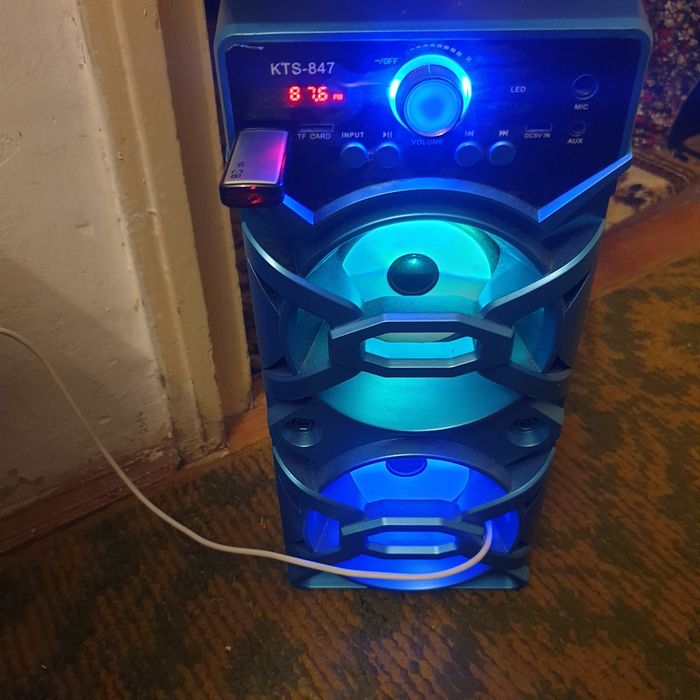 Boxă   2 difuzoare cu B.T., stick. radio , card, aux.