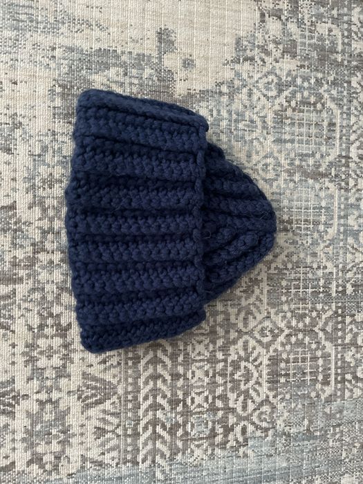 Вязаная синяя шапка.