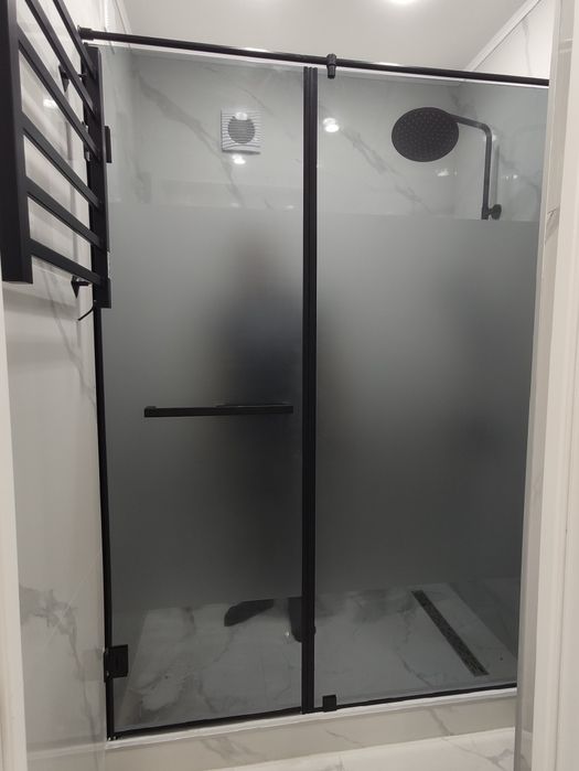 Душевая кабина, перегородки из стекла.
