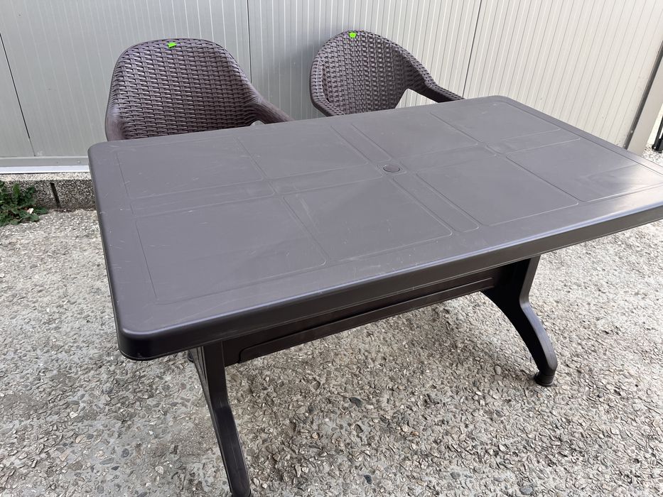 Пластмасова маса със сгъваеми крака