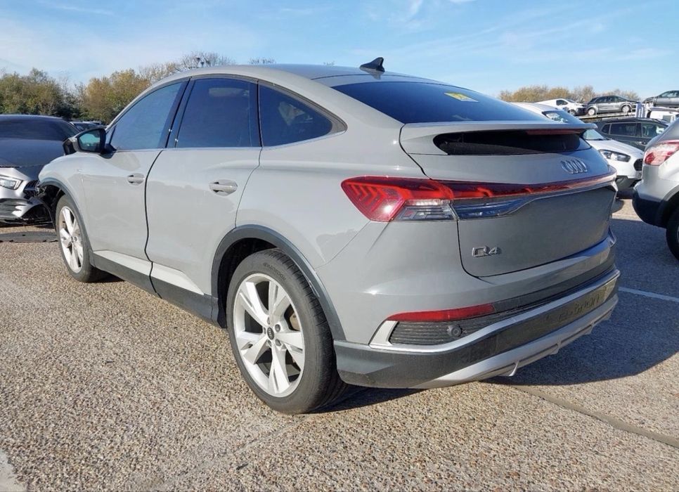На части Audi Q4 35 e-tron 2024г Sline sportback 55kwh 170 конски сили sport auto супер запазена кола кожен салон отлични джанти и гуми.