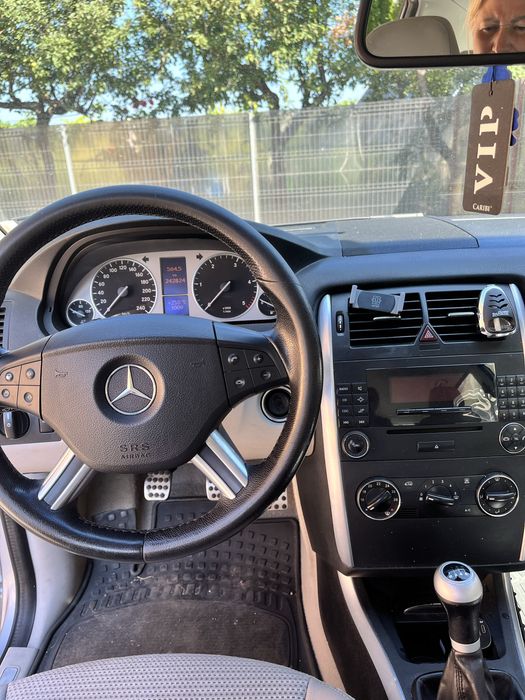 Mercedes-Benz  B180