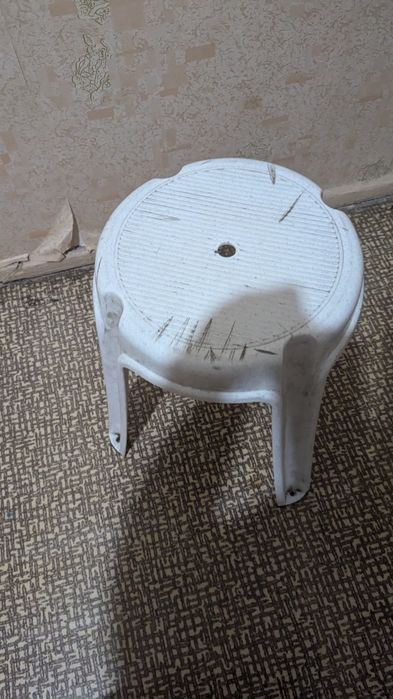 Продам пластиковый стол с 4 стульями