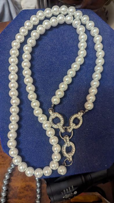 Продам несколько жемчужных сетуаров