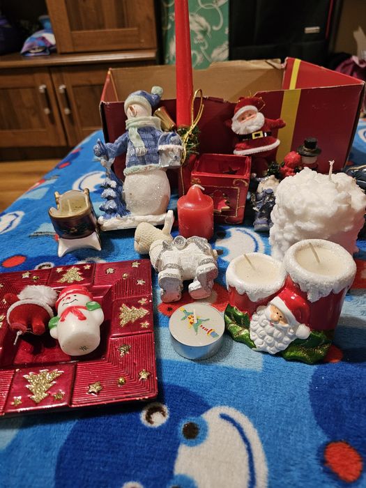 Коледни фигурки и свещи