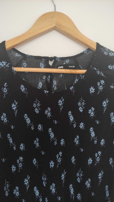 Черна рокля на сини цветя