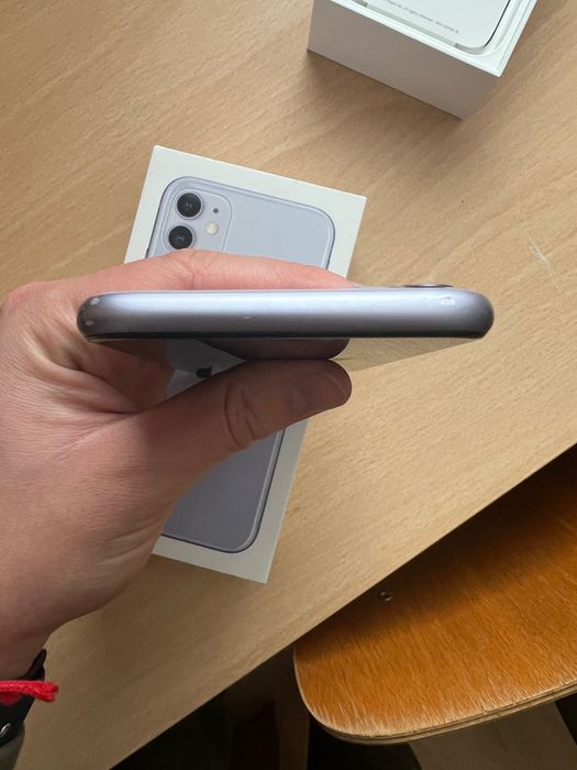 Продавам Iphone 11 64GB лилав