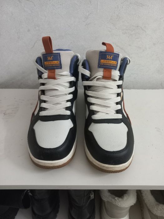 Зимний кроссовки сатылады.