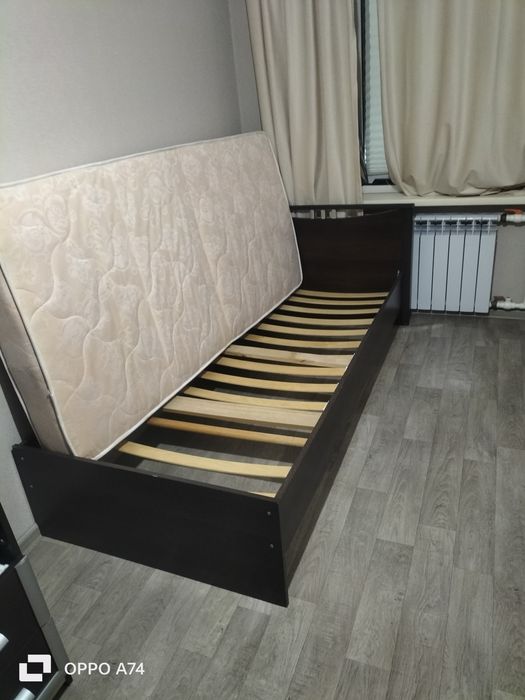 Кровать мягкая , односпальная . Б/у , но в очень хорошем состоянии .